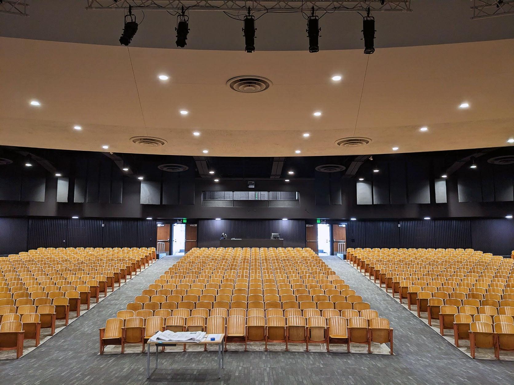 剧院式的大房间，分为三个部分，地板铺着地毯